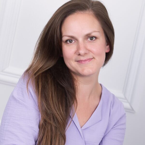 Kenéz-Garai Zsuzsa, okleveles pszichológus, coaching szakpszichológus, perinatális szaktanácsadó jelölt, pszichodráma asszisztens