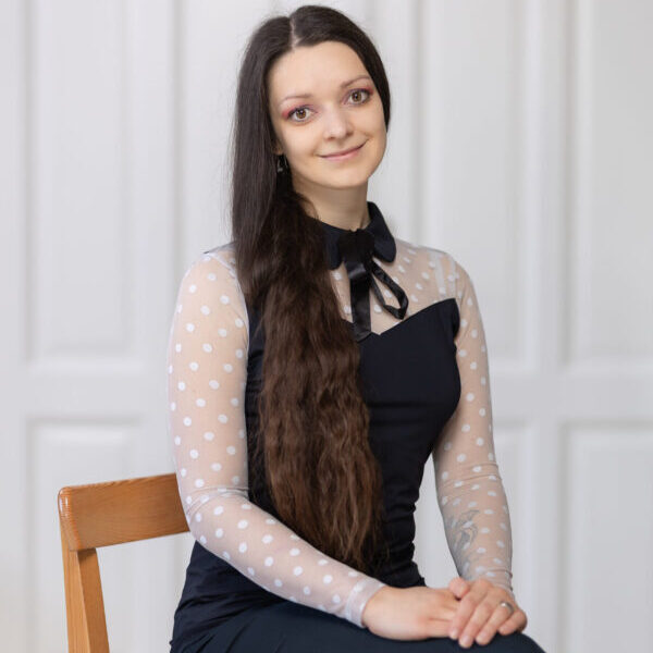 Kis-Szabó Fanni, okleveles pszichológus, okleveles filozófia szakos bölcsész, kognitív viselkedésterápiás konzulens jelölt, gyászkísérő